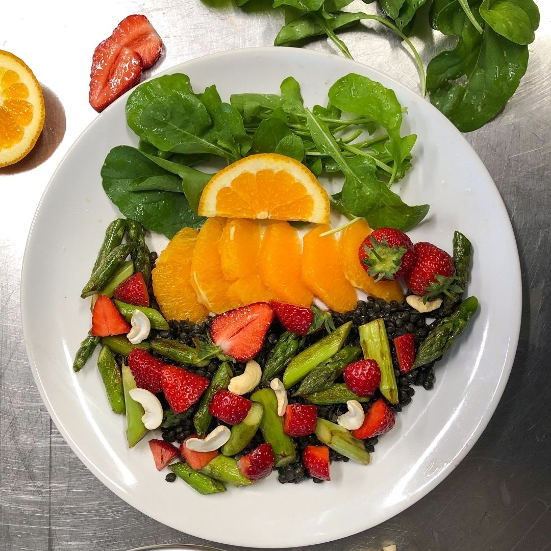 Grüner Spargel & Erdbeersalat auf Linsen – Pfluger Mosisgreut Grüner Spargel & Erdbeersalat auf Linsen – Pfluger Mosisgreut