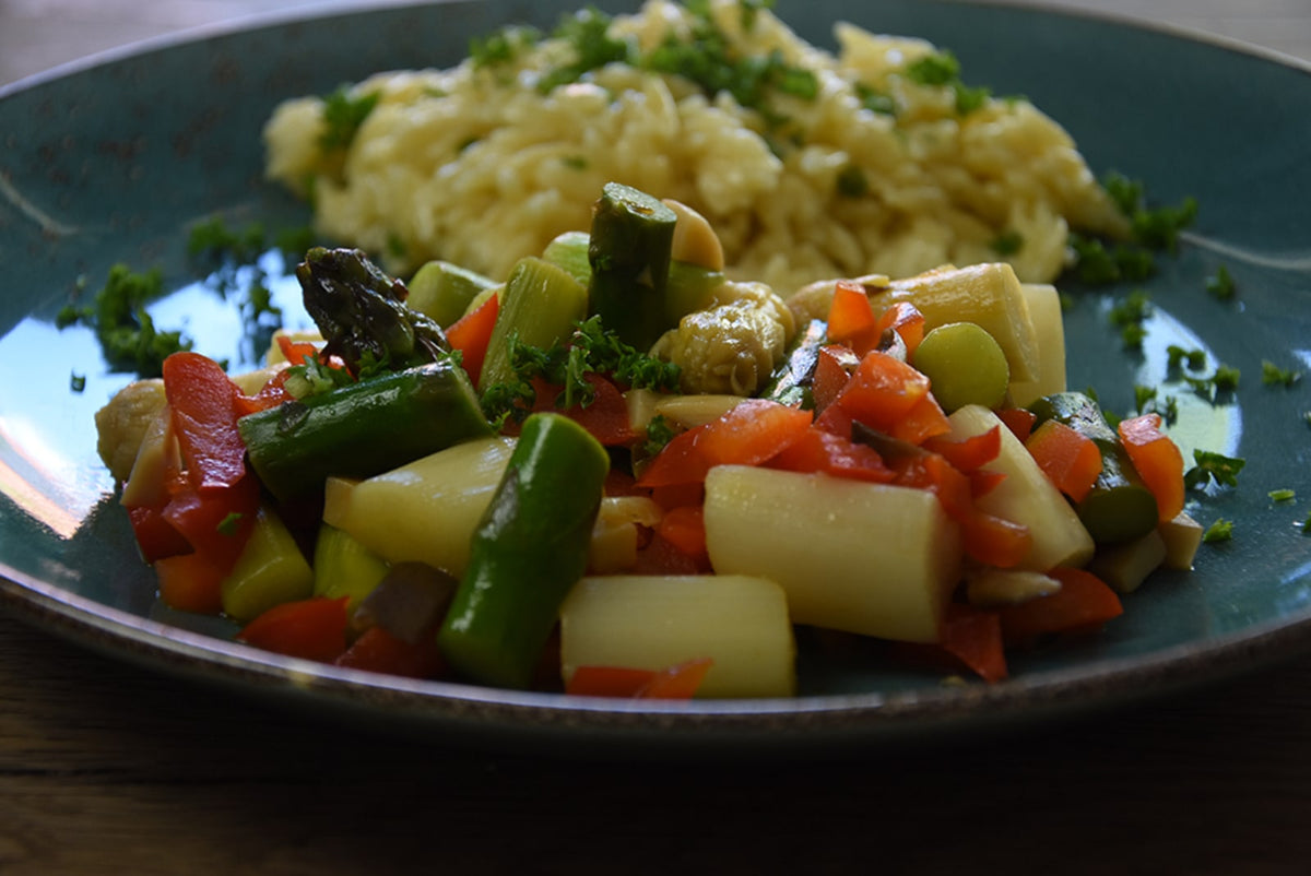 Karamelisierter Spargel in einem bunten Gemüsemix – Pfluger Mosisgreut Karamelisierter Spargel in einem bunten Gemüsemix – Pfluger Mosisgreut