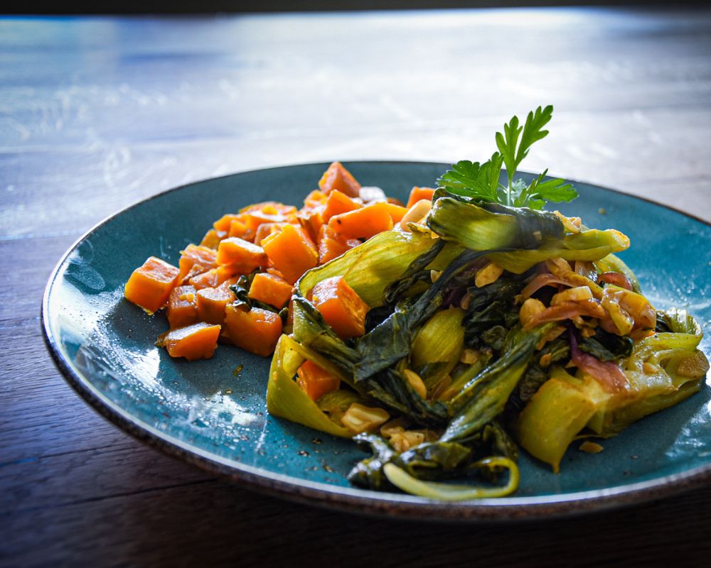 Gebackene Süßkartoffel mit scharfem Pak Choi